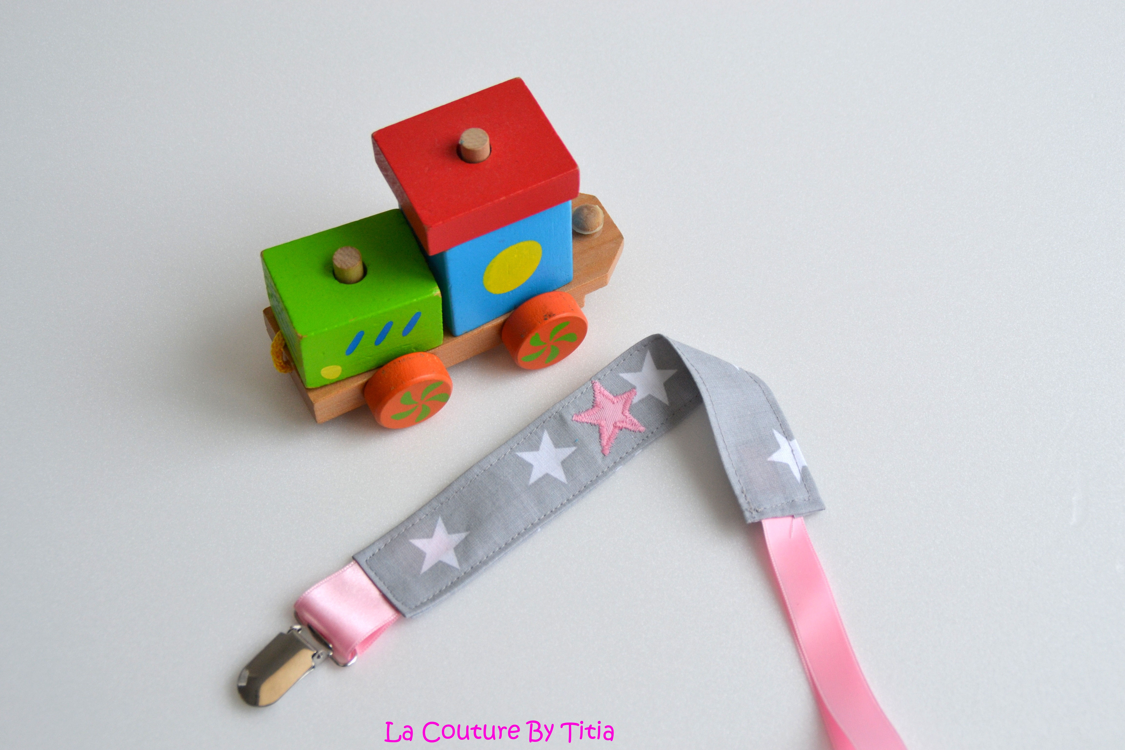 Attache tétine gris et étoiles rose