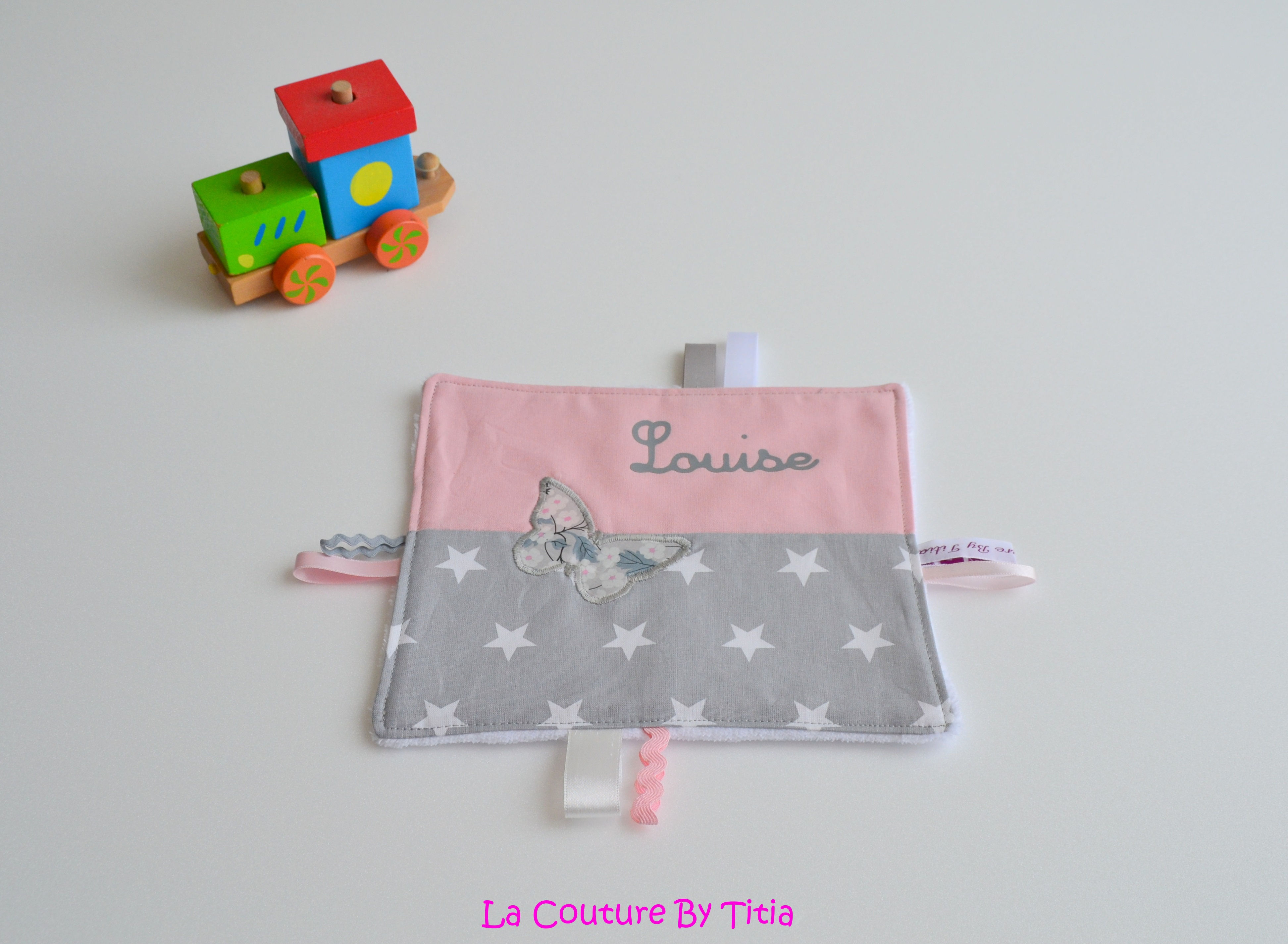 Doudou étiquette gris étoiles, rose et Liberty Mitsi perle avec prénom