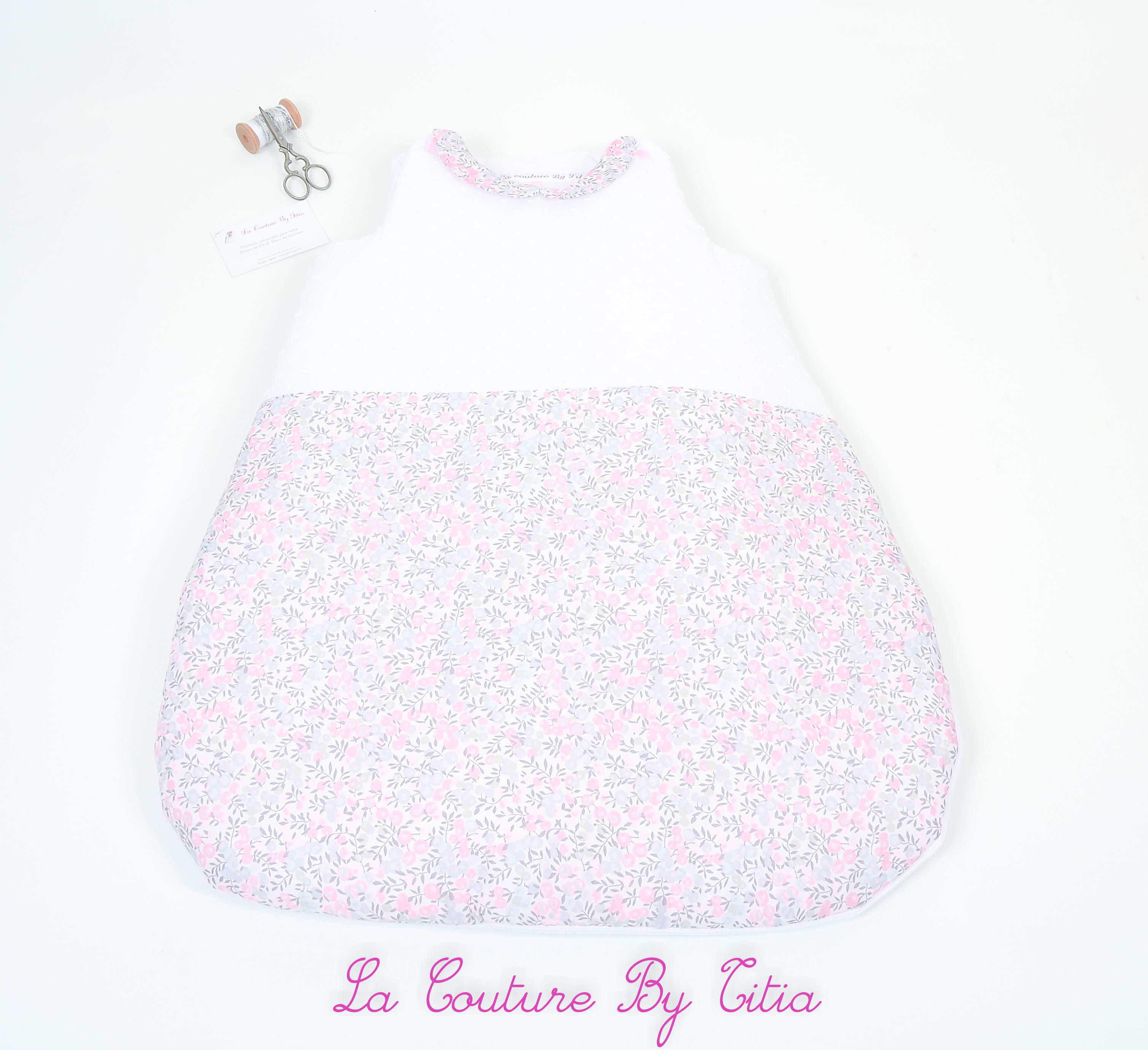 Turbulette gigoteuse col Claudine, plumetis blanc et Liberty wiltshire