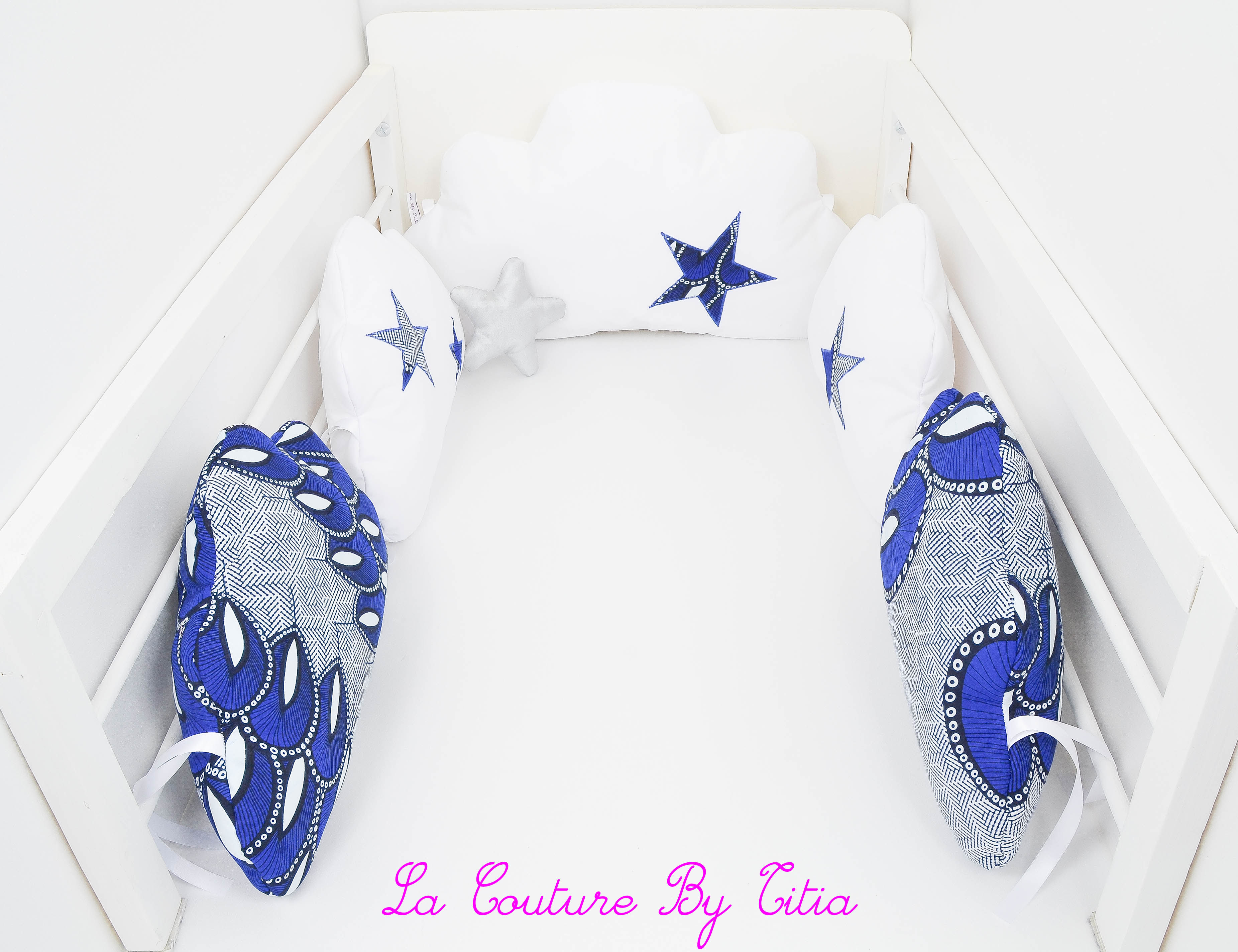 Tour de Lit nuage 5 coussins blanc et étoiles wax bleu