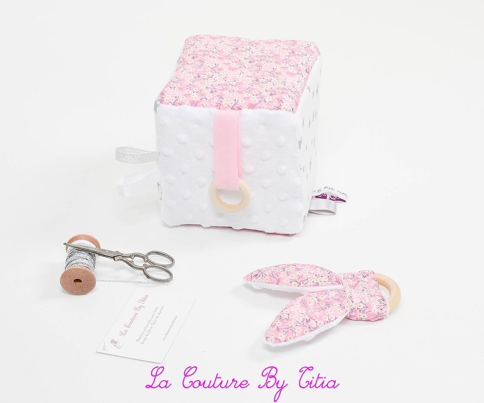 Thumbnail: Cube, jeu d'éveil inspiration Montessori minky blanc et Liberty Mitsi rose