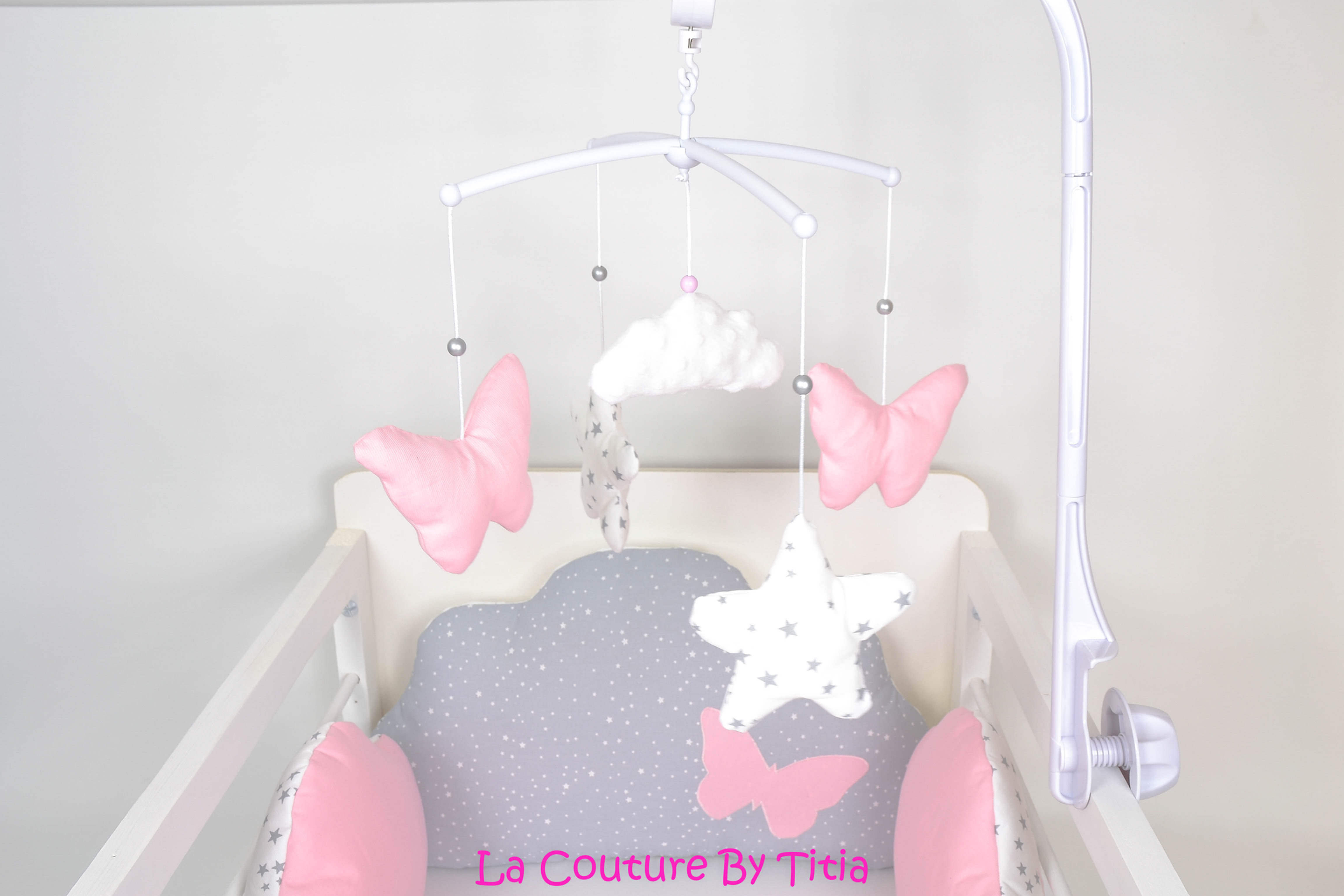 Mobile musical bébé papillon rose, étoiles et nuage en minky blanc