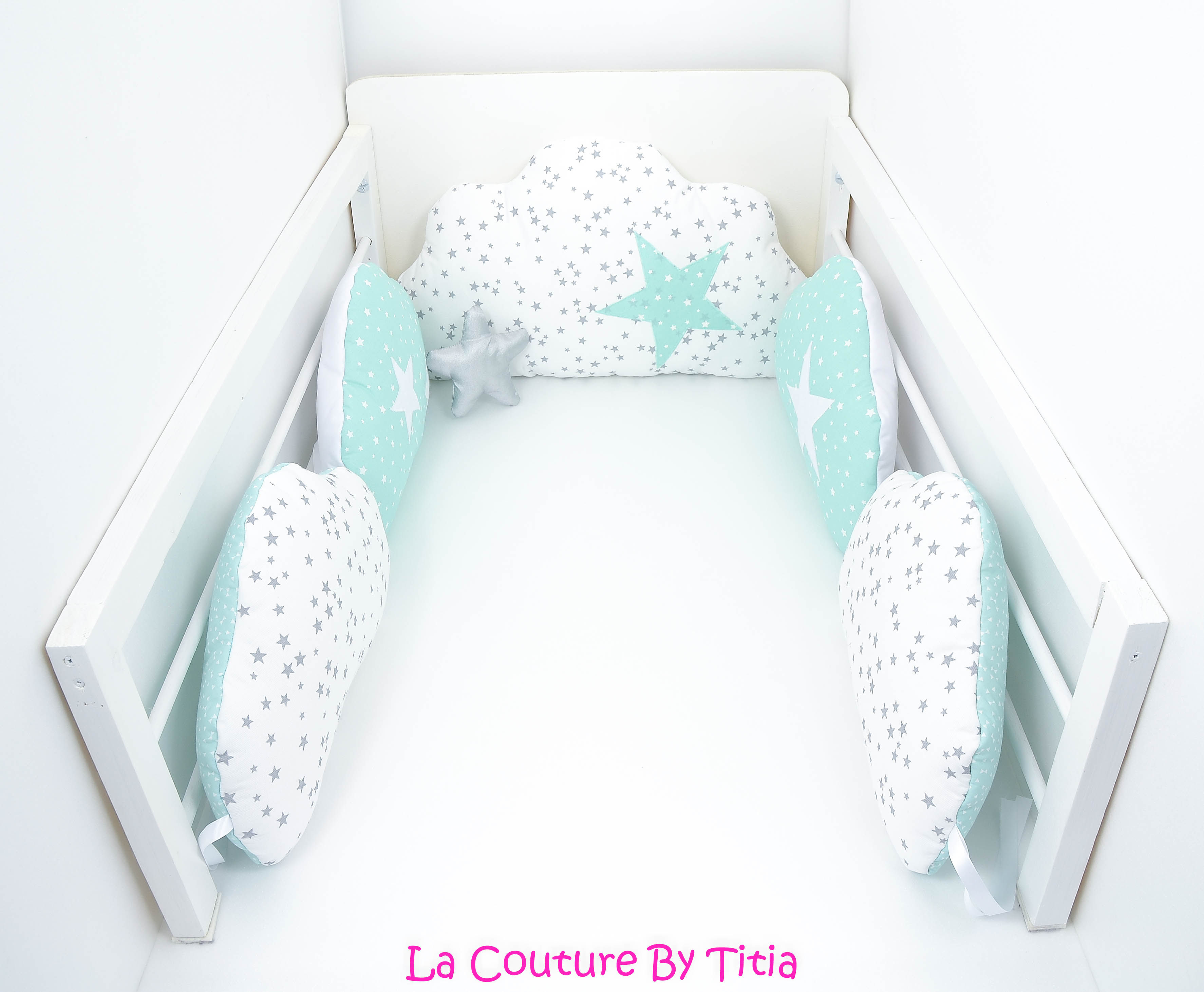 Tour de Lit nuage 5 coussins pluie d'étoiles blanc, gris et étoiles vert d'eau