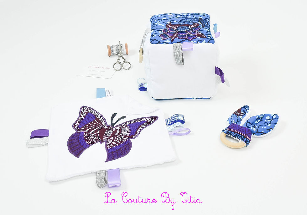 Miniature : Cube d'éveil inspiration Montessori, hochet et doudou minky blanc et wax bleu