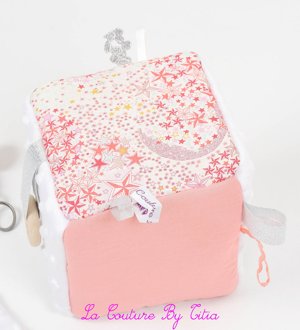 Thumbnail: Cube, jeu d'éveil inspiration Montessori minky blanc et Liberty Adelajda corail