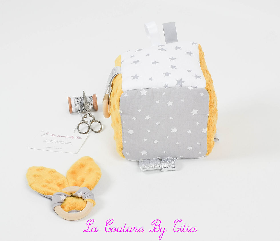 Thumbnail: Cube, jeu d'éveil inspiration Montessori minky moutarde, blanc et étoiles gris