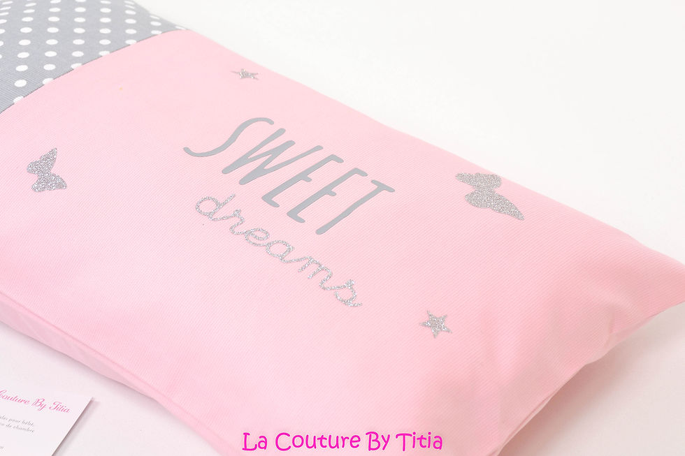 Thumbnail: Coussin de décoration chambre bébé gris à pois, rose et papillons argent
