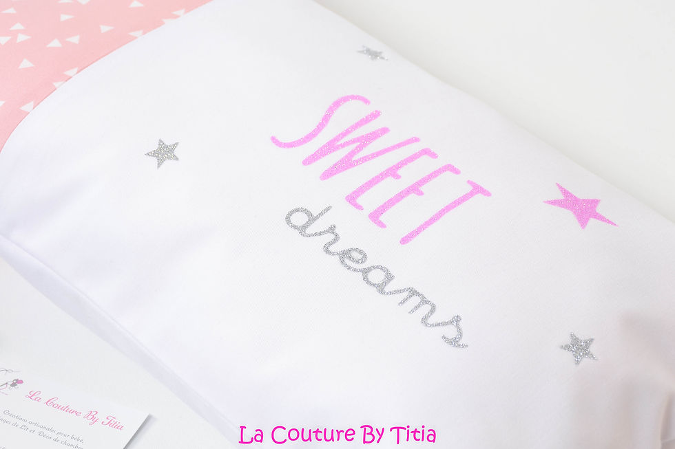 Thumbnail: Coussin de décoration chambre bébé triangle rose, blanc et étoiles argent