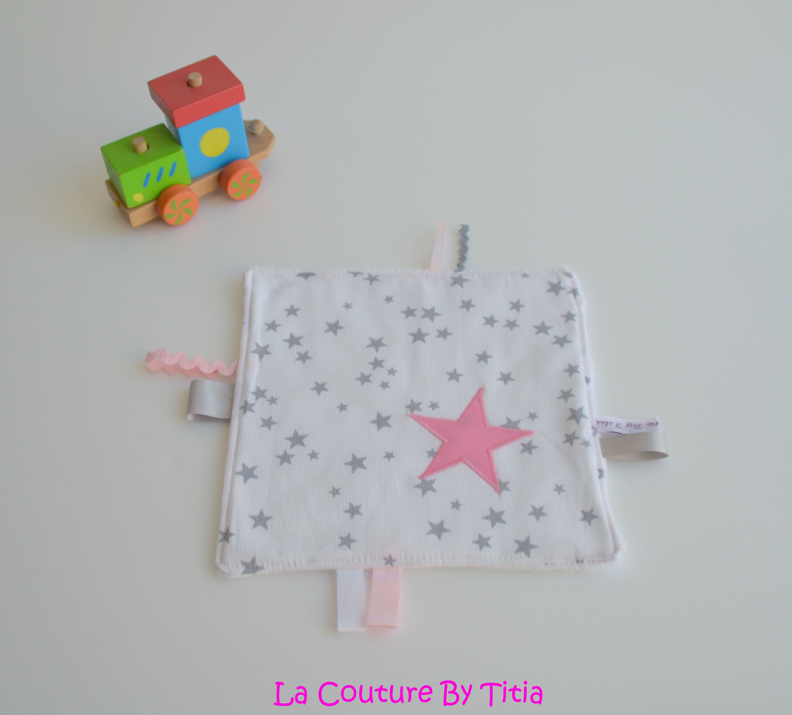 Doudou étiquette étoiles gris, blanc et étoiles rose