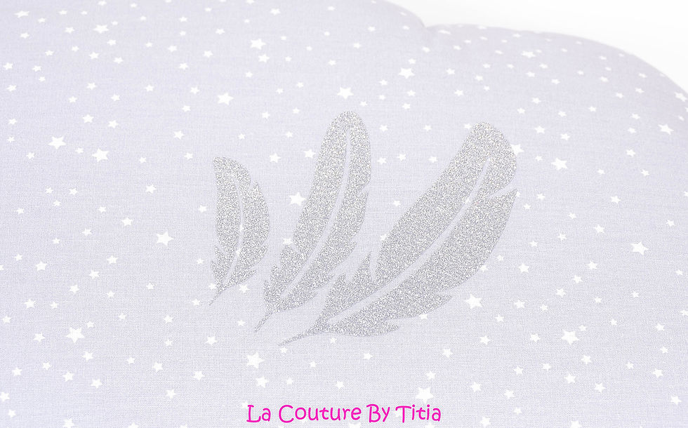 Thumbnail: Tour de Lit nuage 5 coussins gris, blanc, plumes argent et étoiles paillettes
