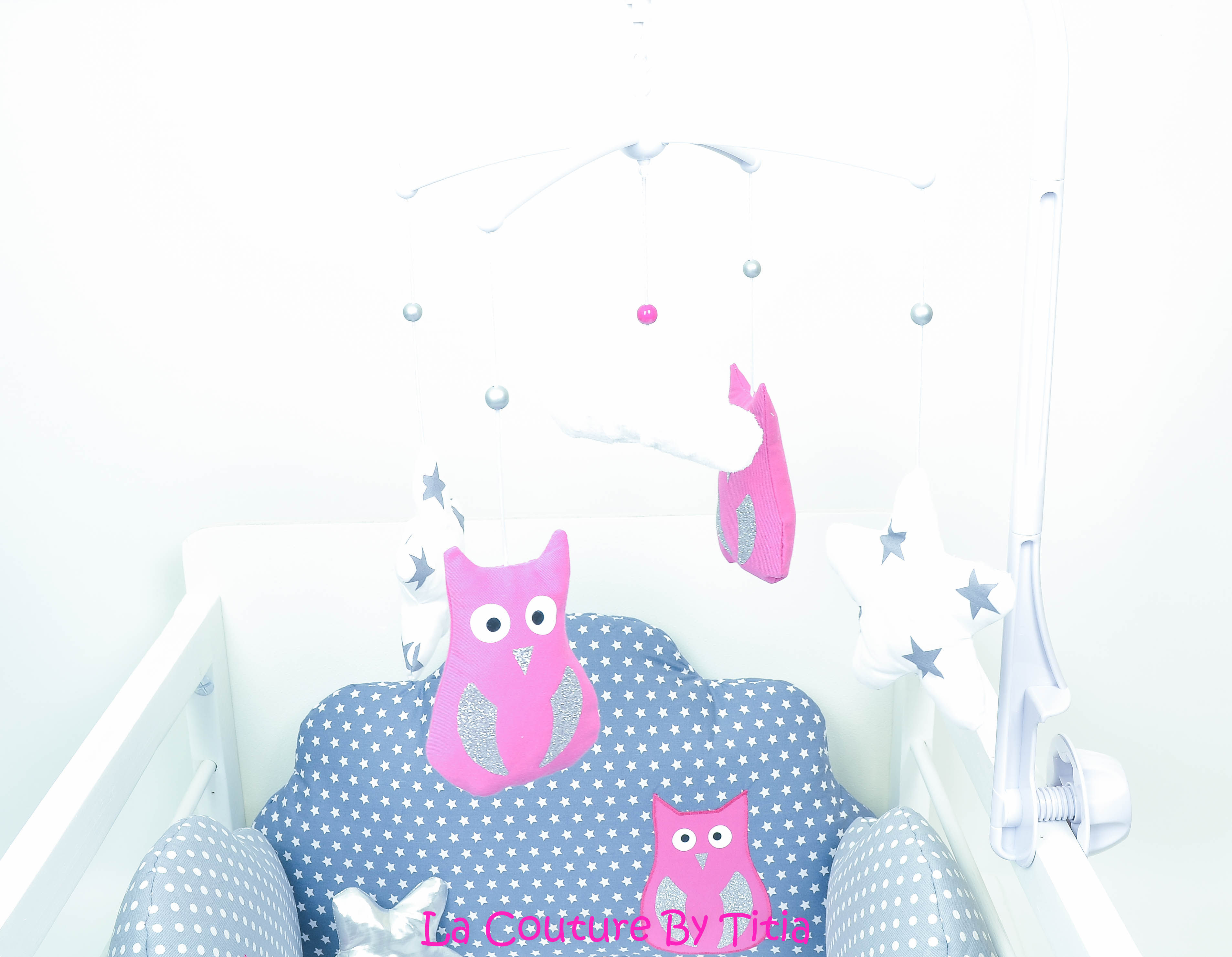 Mobile musical bébé hibou rose fuchsia paillettes nuage minky et étoiles gris