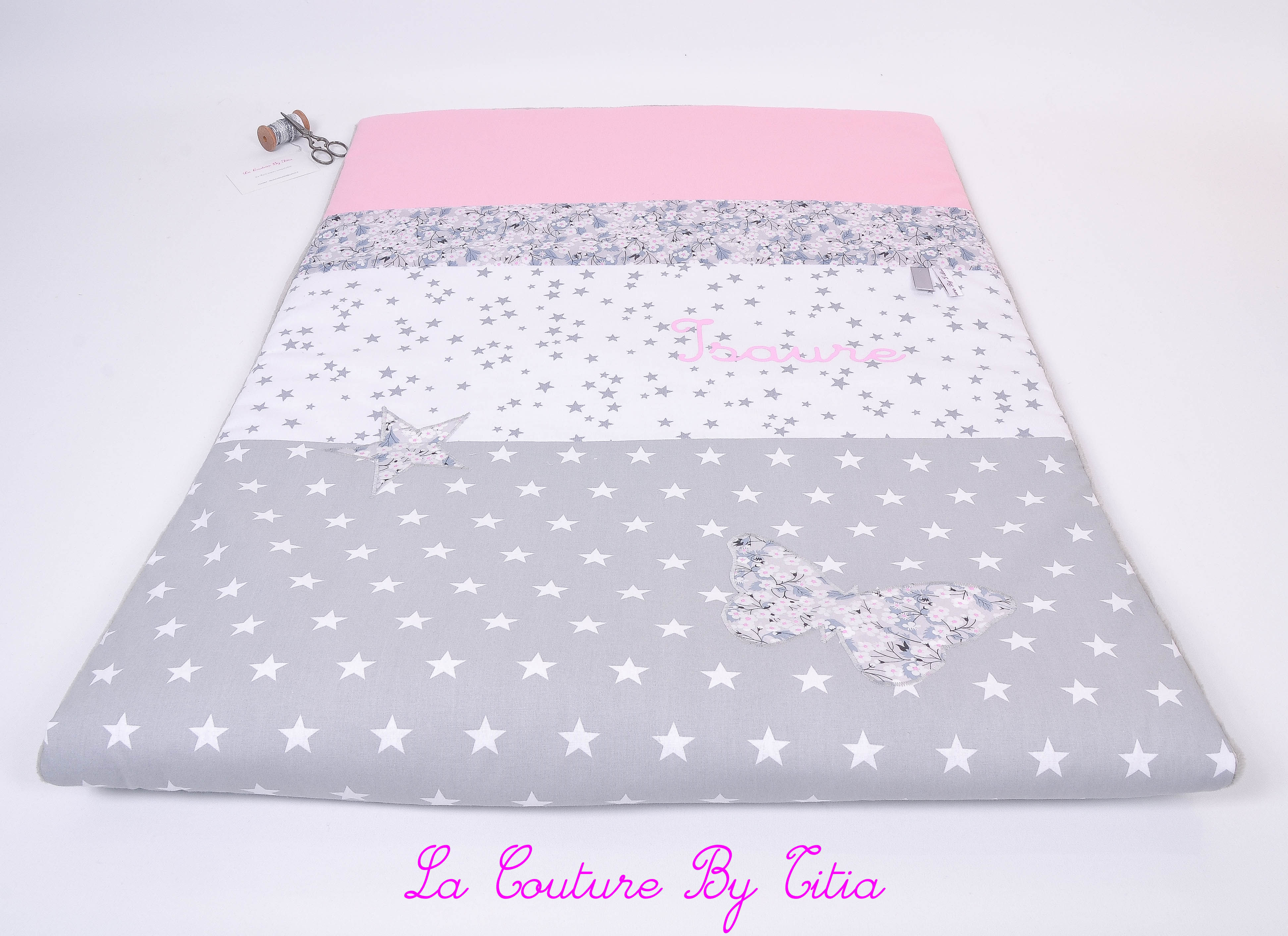 Couverture bébé personnalisable rose, étoiles gris et papillon Liberty Mitsi