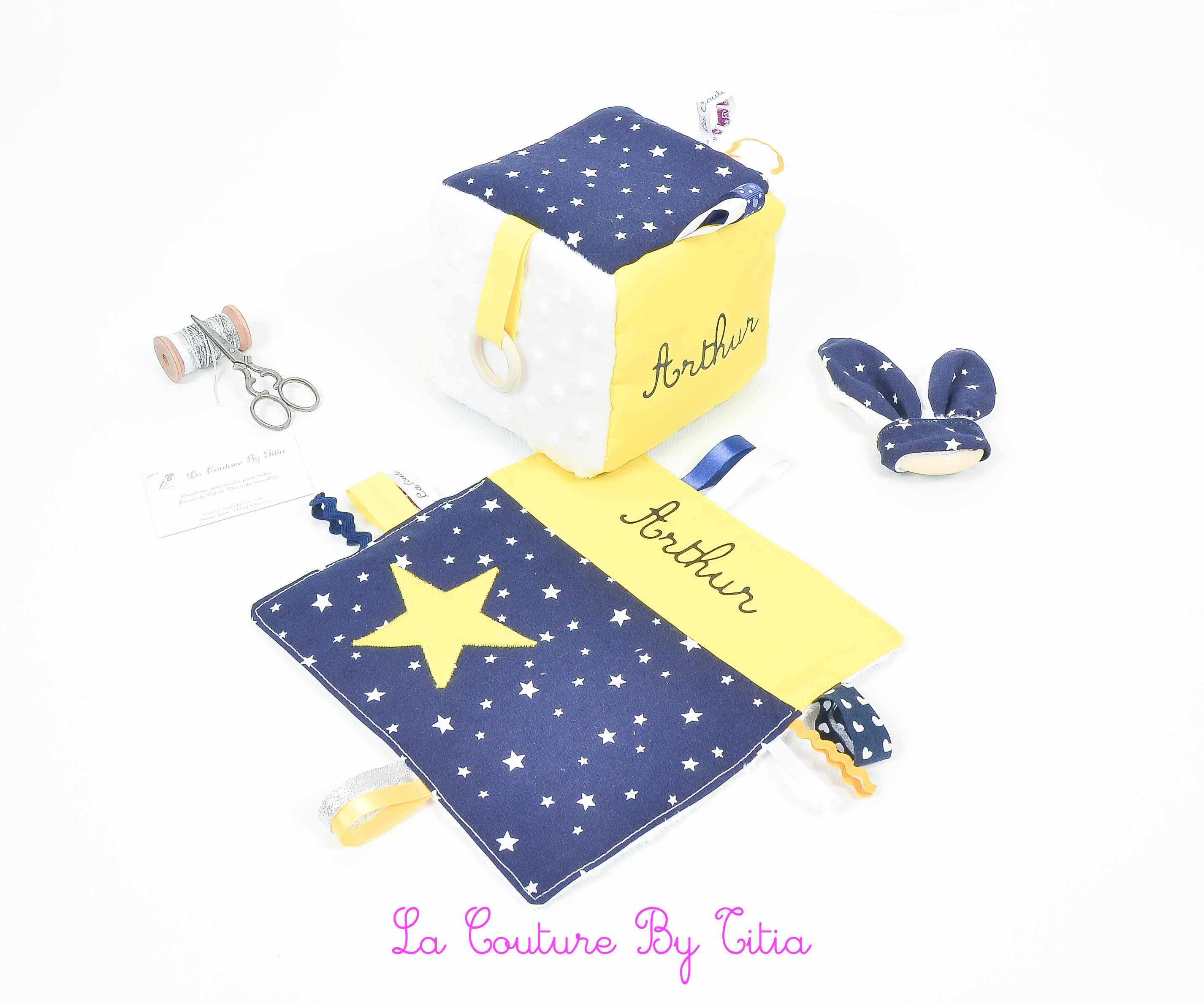 Cube d'éveil inspiration Montessori, hochet et doudou bleu marine et jaune