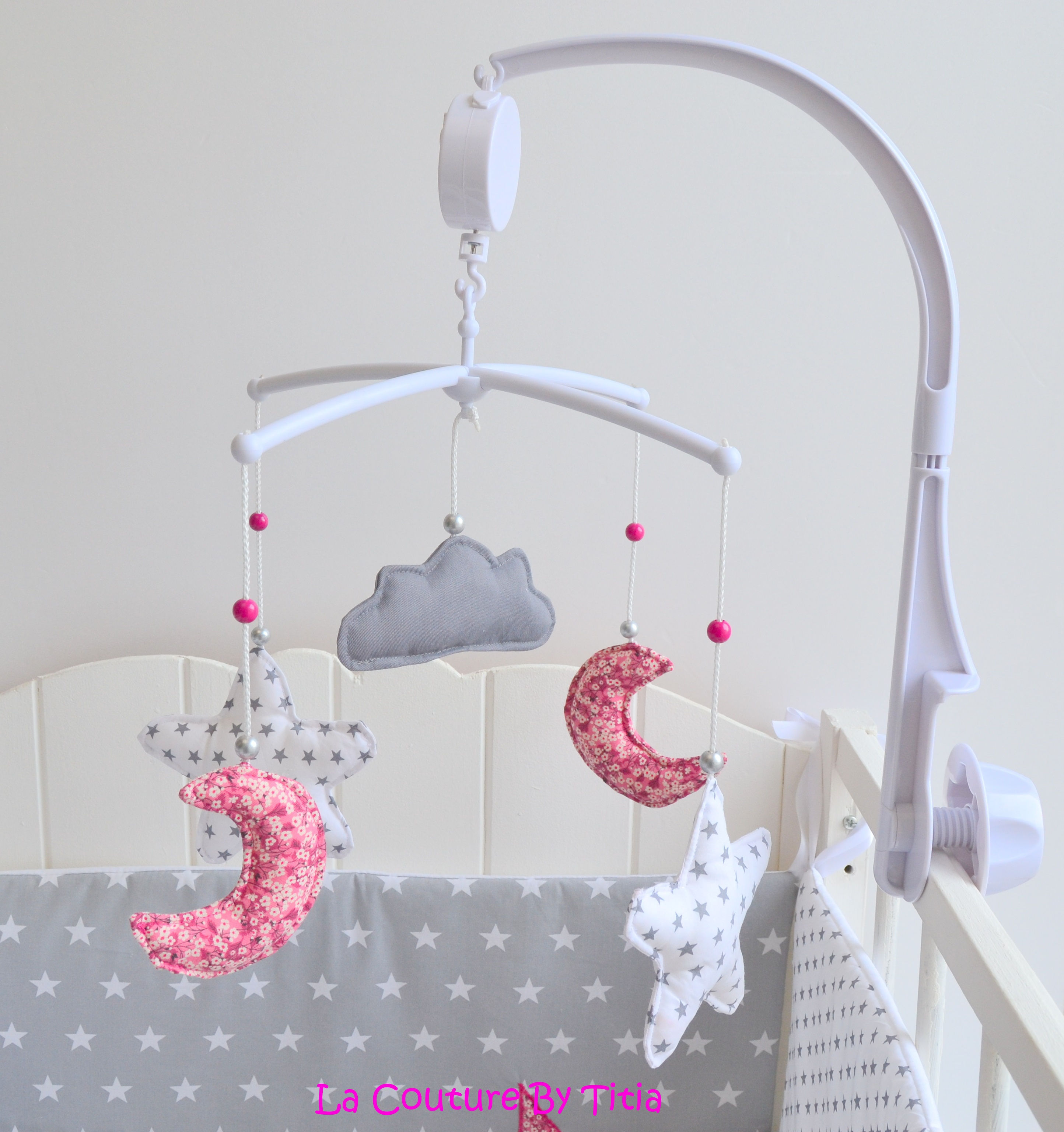 Mobile musical bébé étoiles lune nuage gris et Liberty Mitsi rose