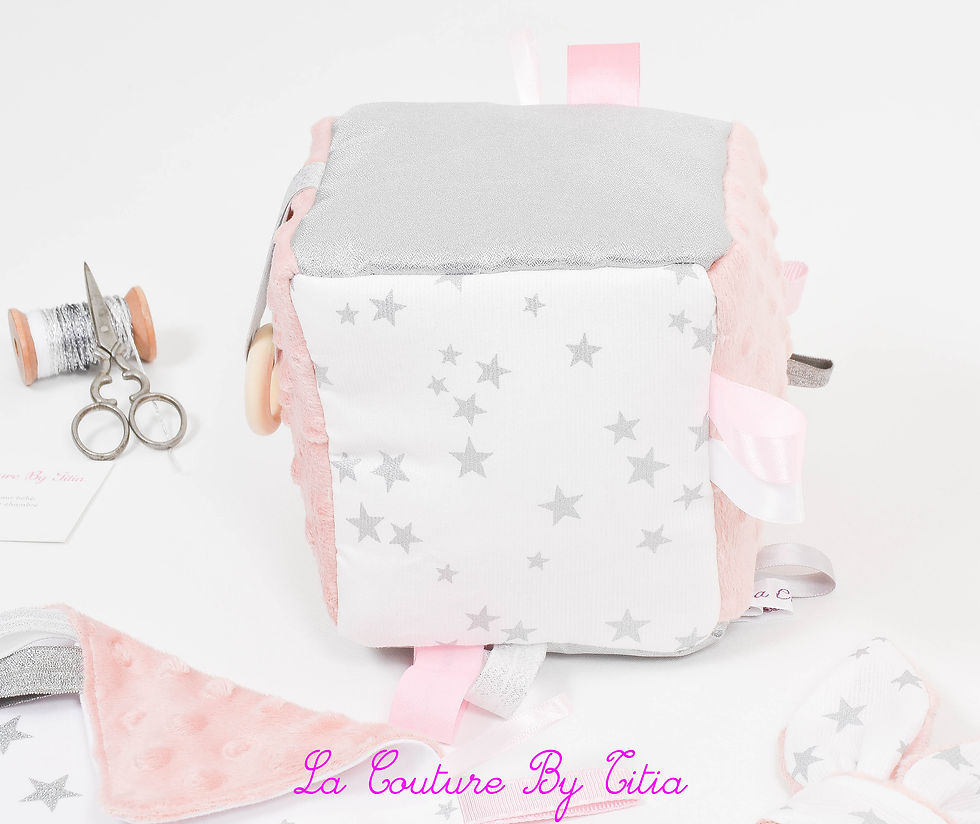 Miniature : Cube d'éveil inspiration Montessori, hochet et doudou minky rose et argent