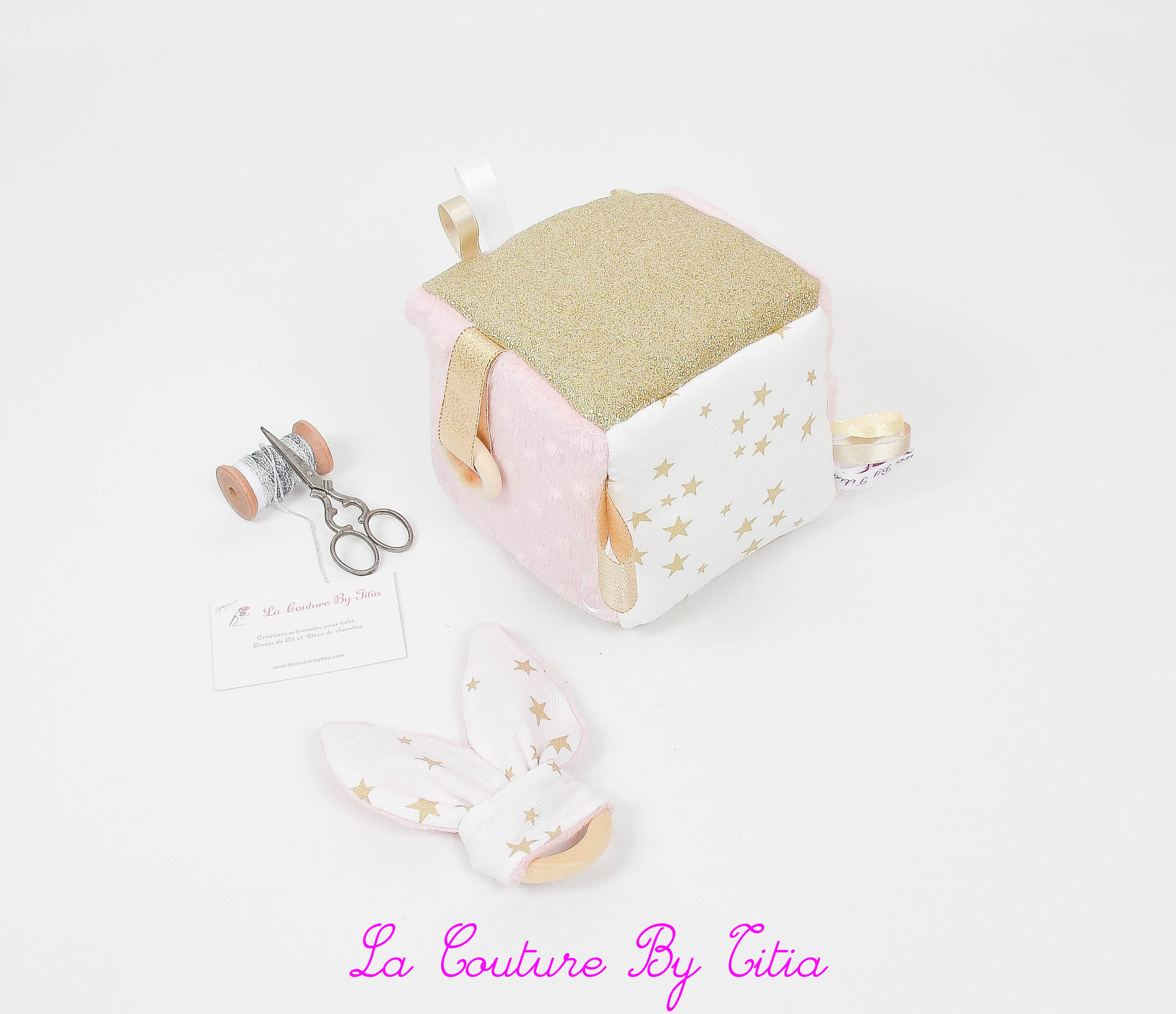 Cube, jeu d'éveil inspiration Montessori minky rose, blanc et étoiles dorées