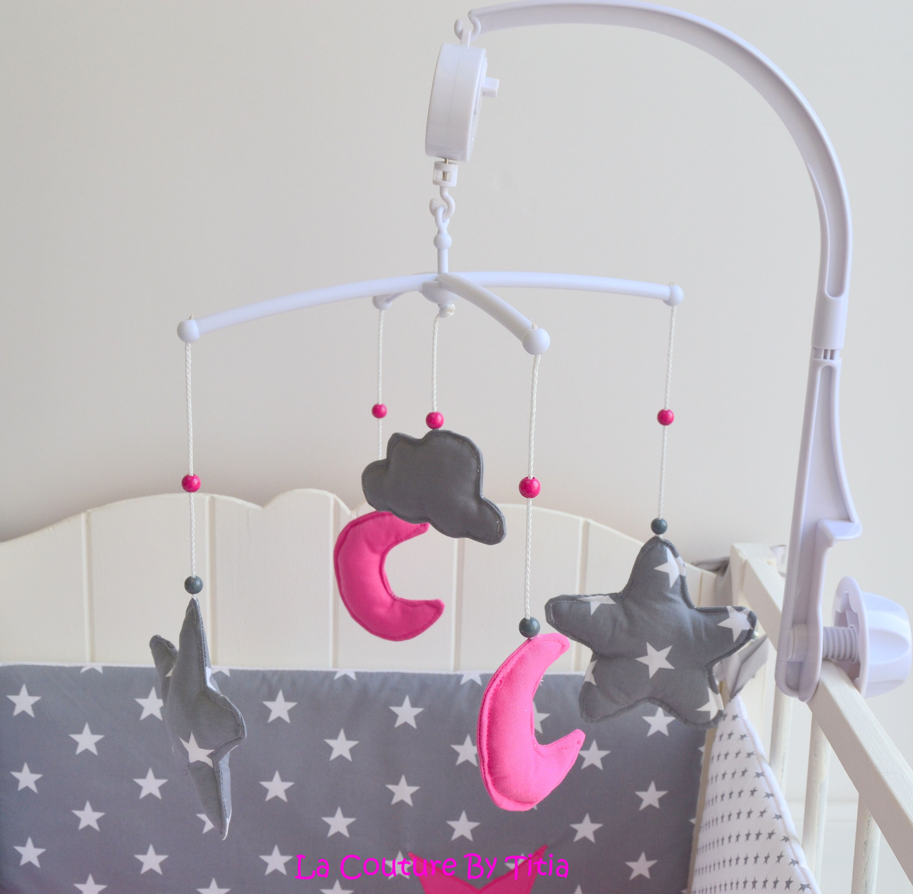 Mobile musical bébé papillon lune et nuage gris rose et blanc