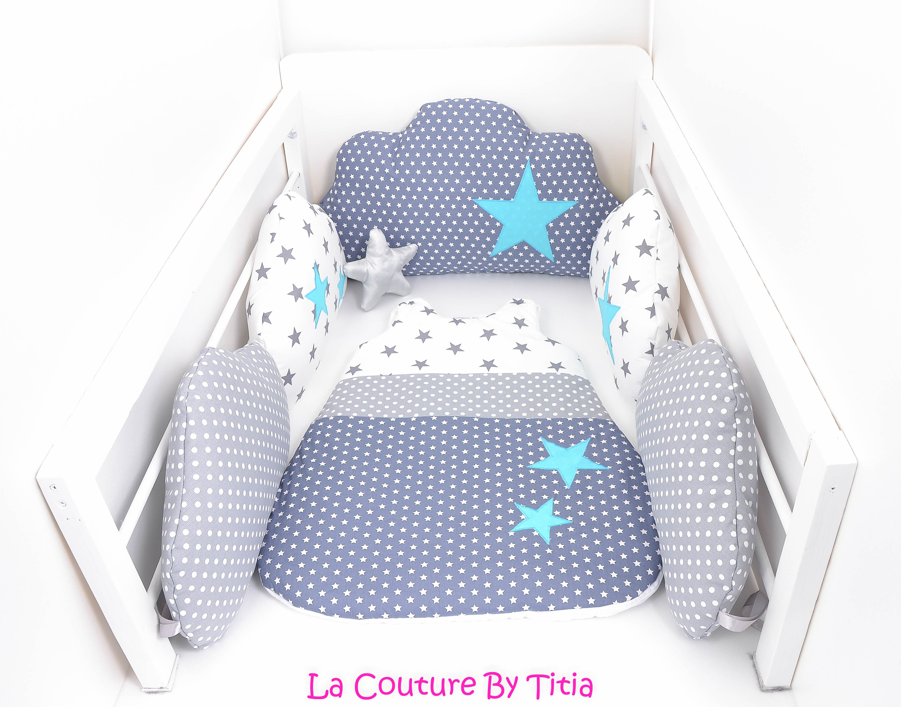 Tour de Lit nuage et gigoteuse gris à pois, blanc et étoiles turquoise