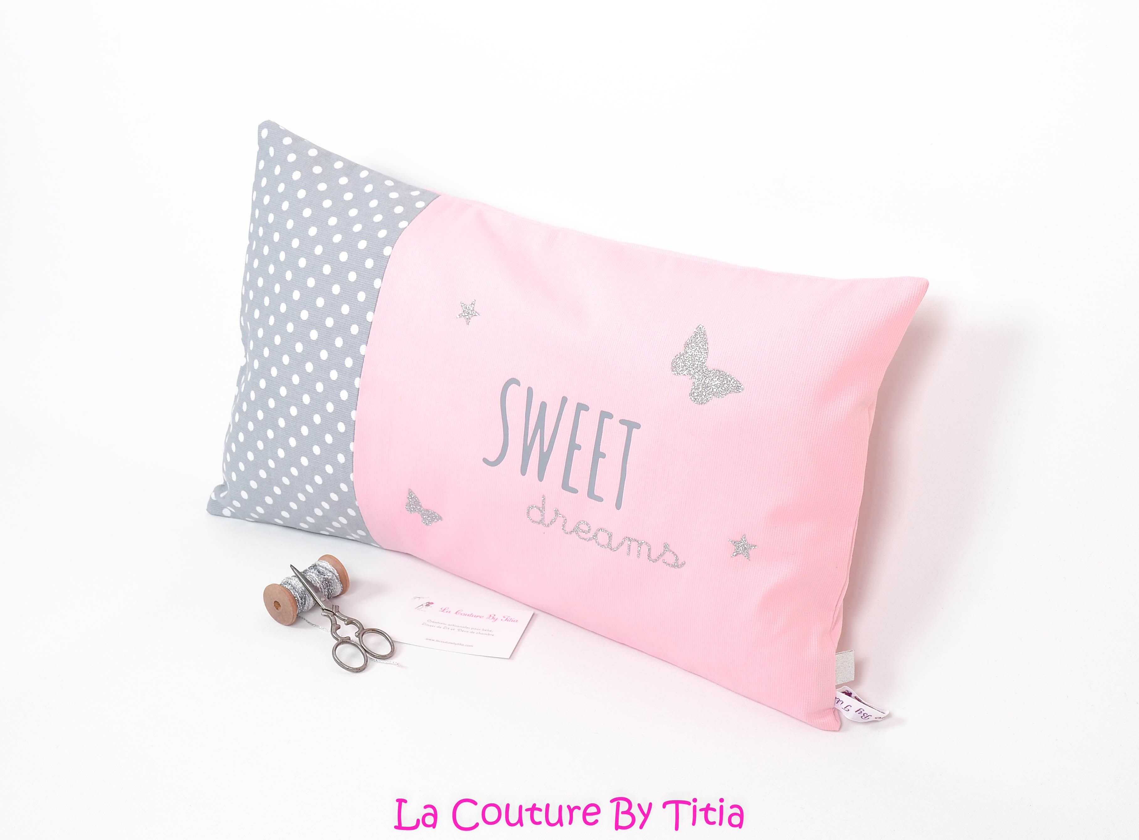 Coussin de décoration chambre bébé gris à pois, rose et papillons argent