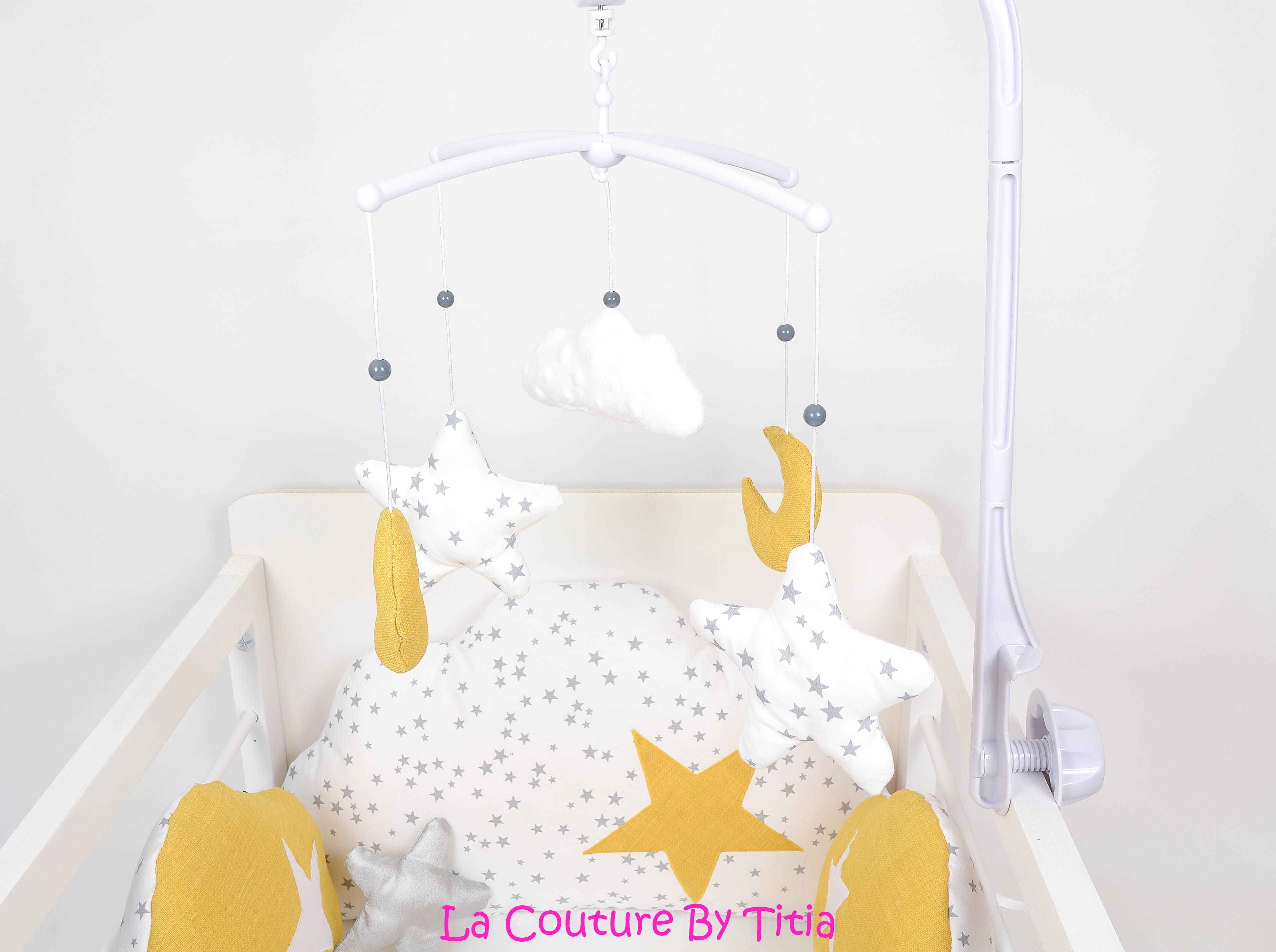 Mobile musical bébé étoiles lune nuage minky et étoiles moutarde