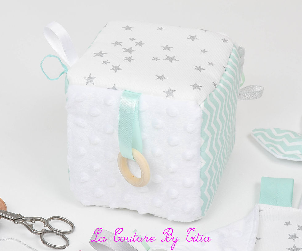 Miniature : Cube d'éveil inspiration Montessori, hochet et doudou blanc et chevron vert