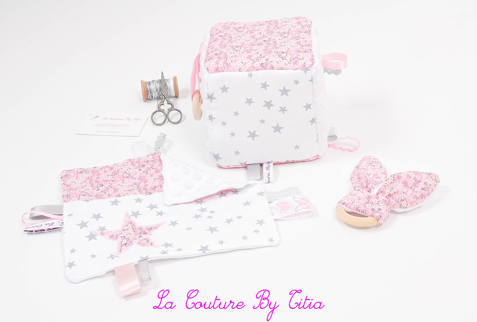 Miniature : Cube d'éveil inspiration Montessori, hochet et doudou Liberty Mitsi fraise