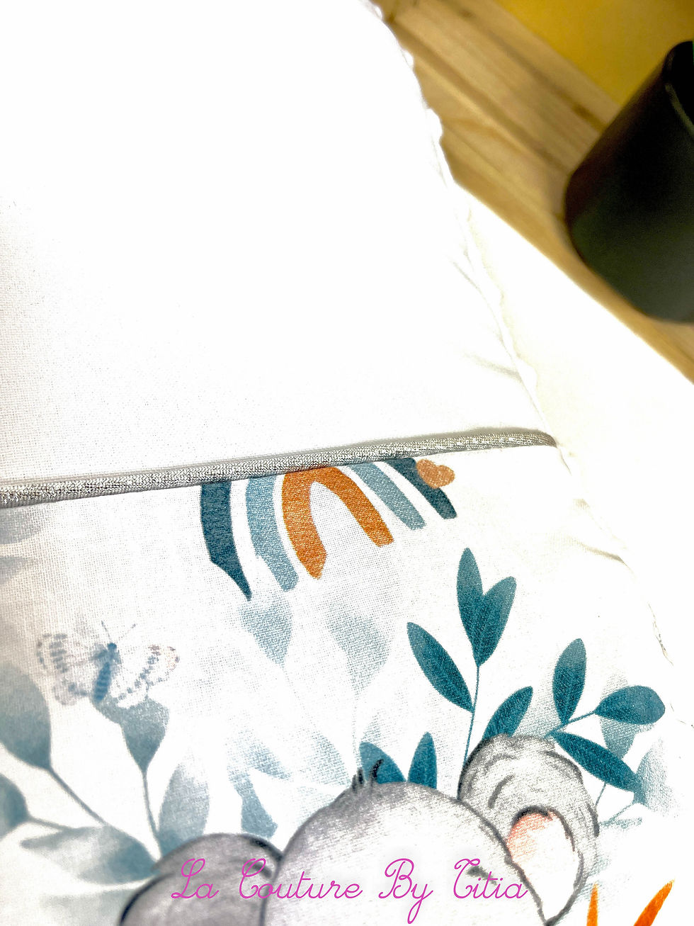 Thumbnail: Couverture bébé personnalisable blanc, bleu gris, motifs koala