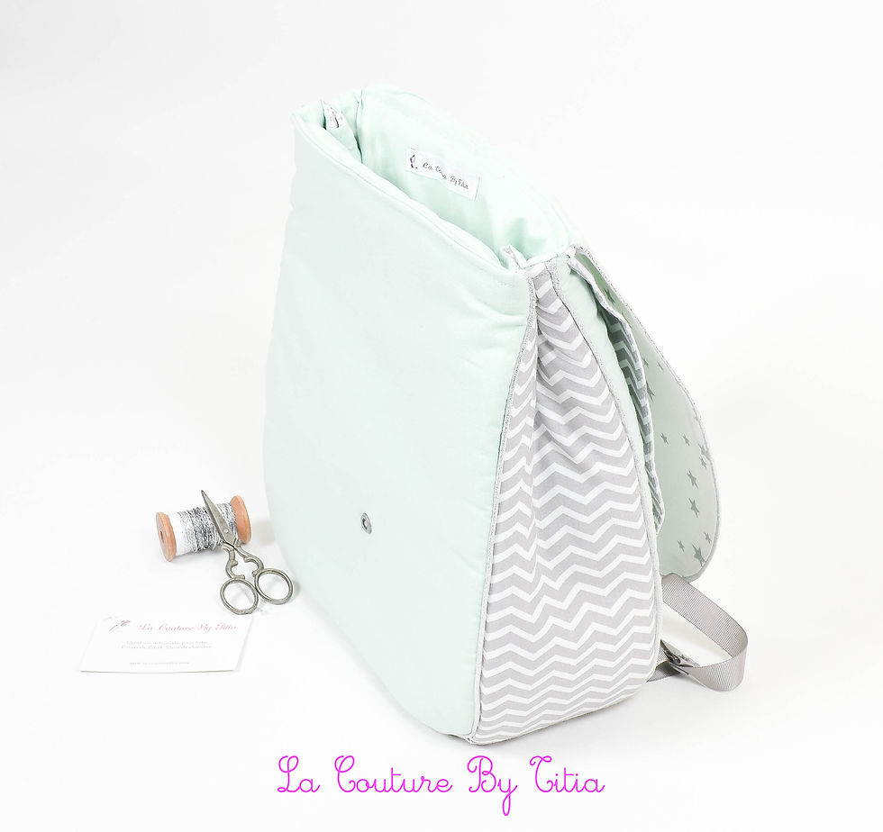 Thumbnail: Sac à dos crèche, maternelle personnalisé blanc étoiles gris, vert et argent