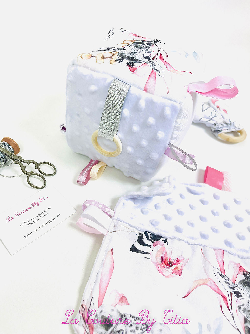 Thumbnail: Cube d'éveil inspiration Montessori, hochet et doudou savane rose