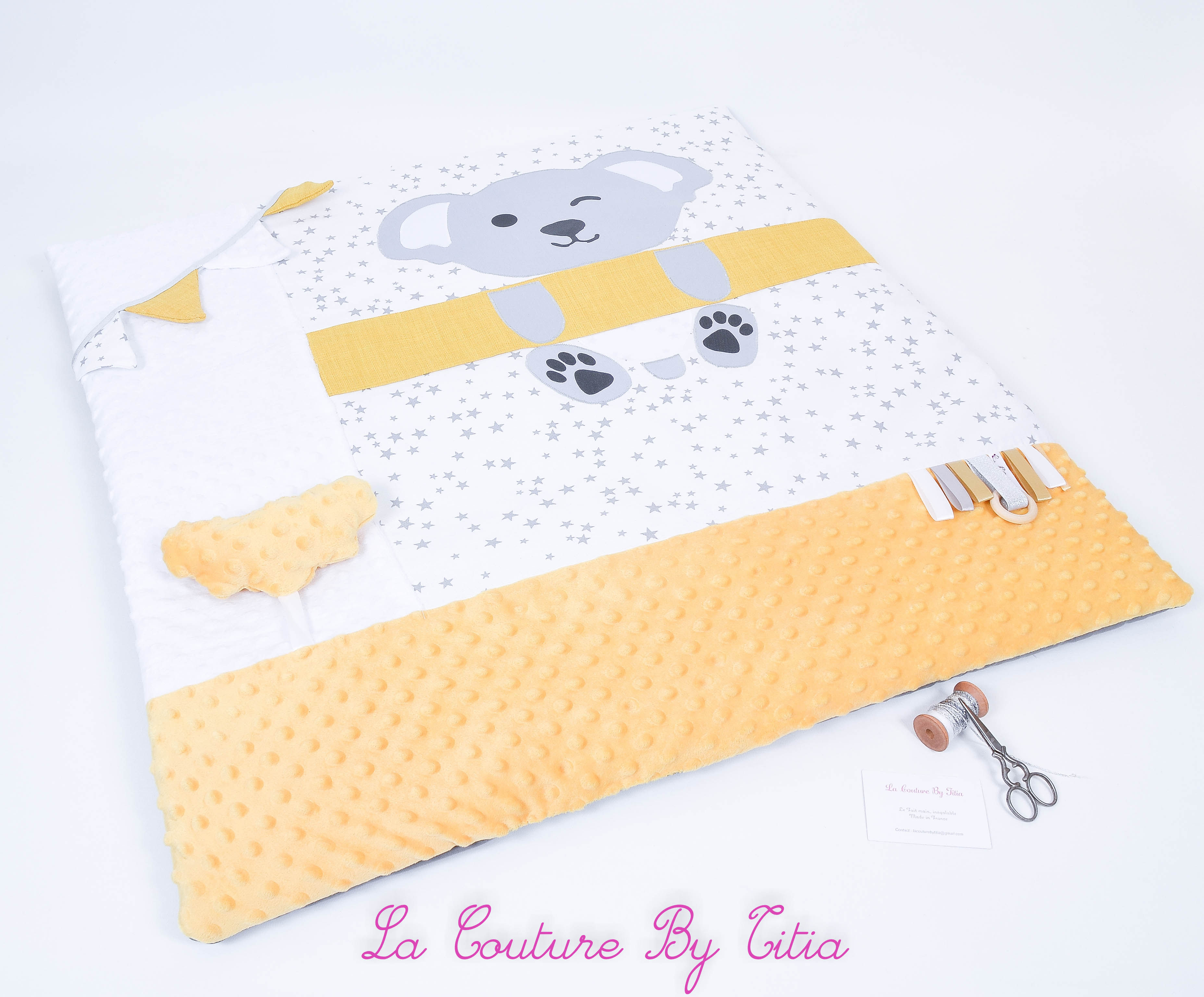 Tapis d'éveil, fond de parc koala blanc étoiles gris et jaune moutarde
