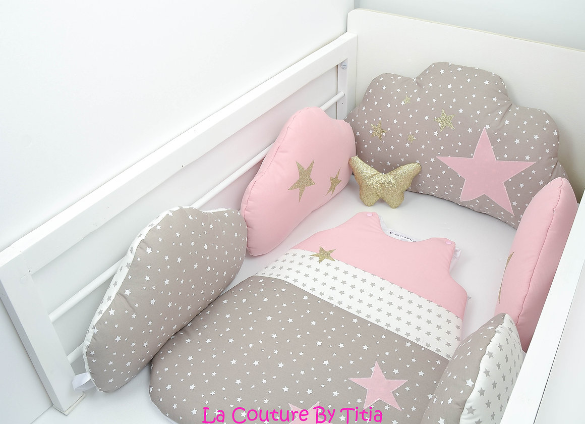 Tour de Lit nuage et gigoteuse taupe, rose et étoiles doré ...