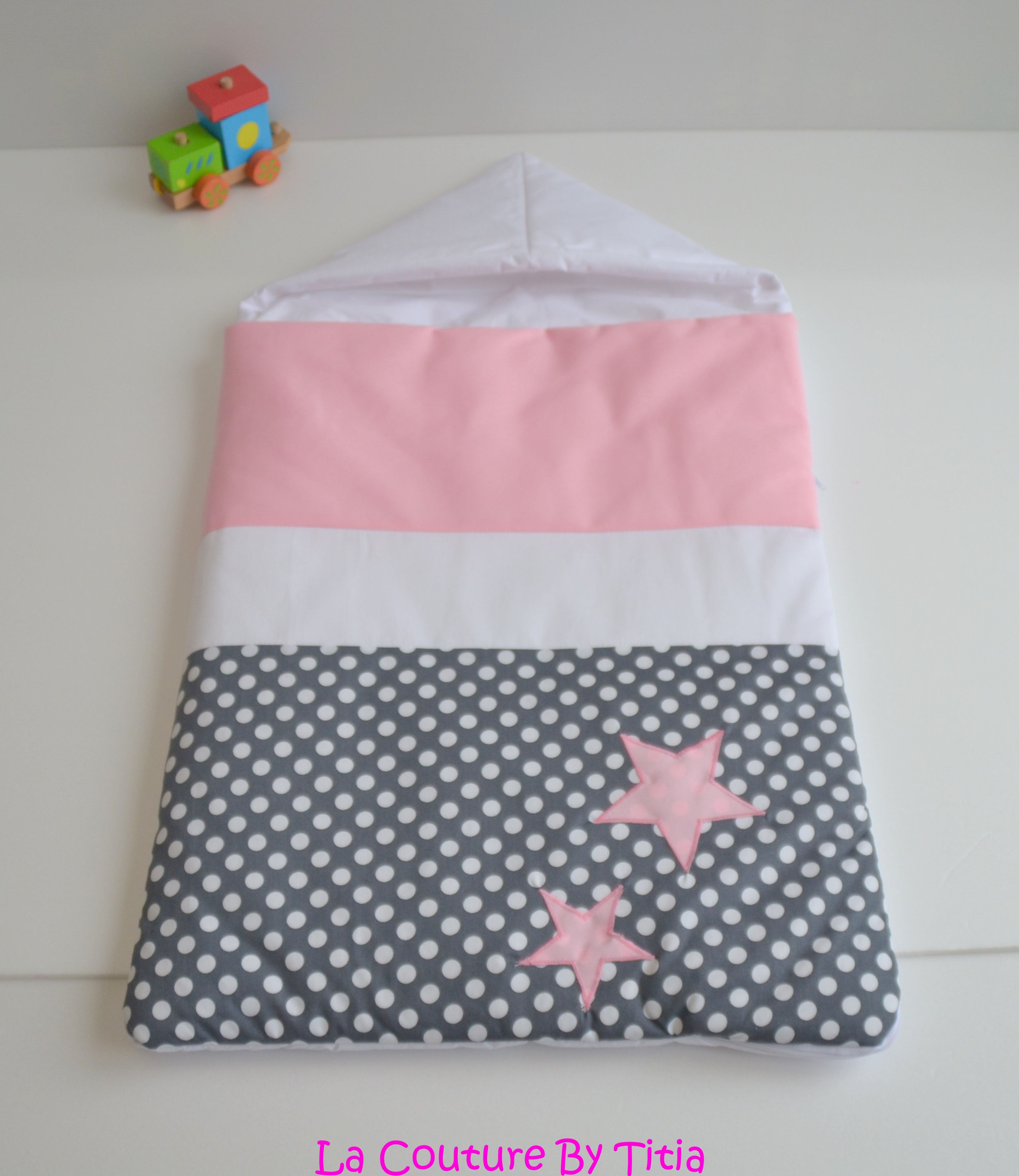 Nid d'ange gris à pois, blanc et étoiles rose