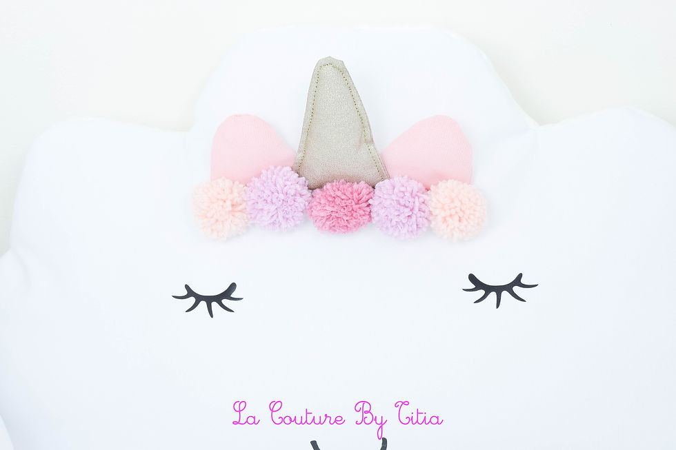 Thumbnail: Coussin nuage à l'unité pour tour de lit ou parc blanc, rose Licorne et pompons