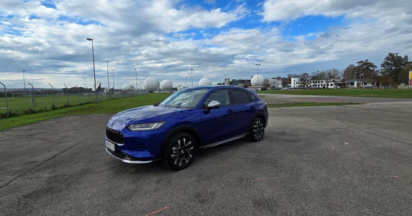 Blaues Honda HR-V-Auto, hellblauer Himmel, Parkplatz, Start, MayTaxi Leibnitz.