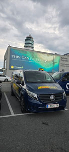 Dunkelblauer Mercedes-Benz Van mit „Taxi“ Aufschrift, Parkplatz, Werbung, MayTaxi Leibnitz.