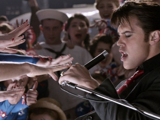 'Elvis' de Baz Luhrmann é deslumbrante e agradável, um deleite de amplas emoções para o público