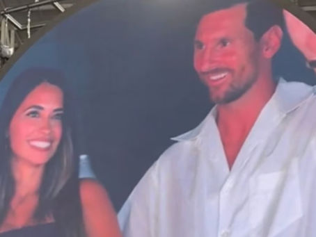 Messi é flagrado pela “Câmera do Beijo” ao lado da esposa e recebe homenagem de Chris Martin