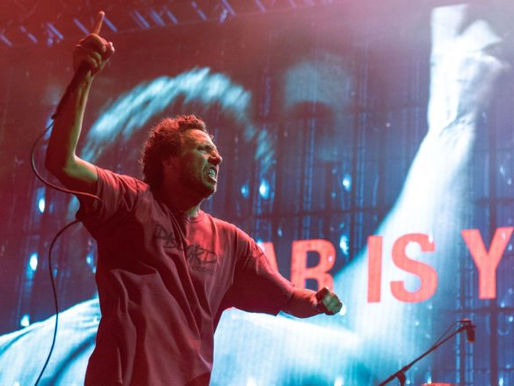 Rage Against The Machine faz protesto a violência contra indígenas no Canadá durante show; confira