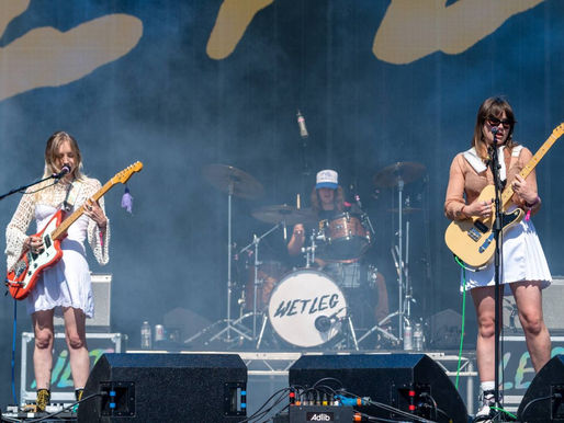 Hester Chambers e Rhian Teasdale do Wet Leg se apresentam no palco no segundo dia do TRNSMT Festival no Glasgow Green em 09 de julho de 2022 em Glasgow, Escócia.