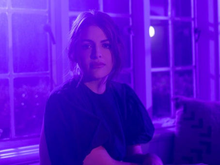 Indy Yelich, irmã de Lorde, lança single de estreia ‘Threads’; ouça