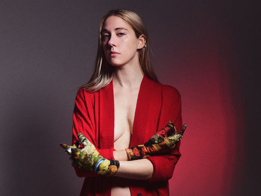 Torres encontra o equilíbrio entre canções introspectivas e volumes altos no novo disco, 'Thirster'