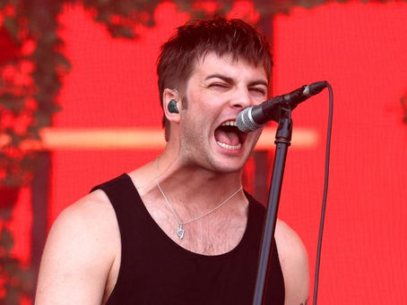 Confira Fontaines DC convidar fã para tocar 'Boys In The Better Land' no Reading Festival 2022