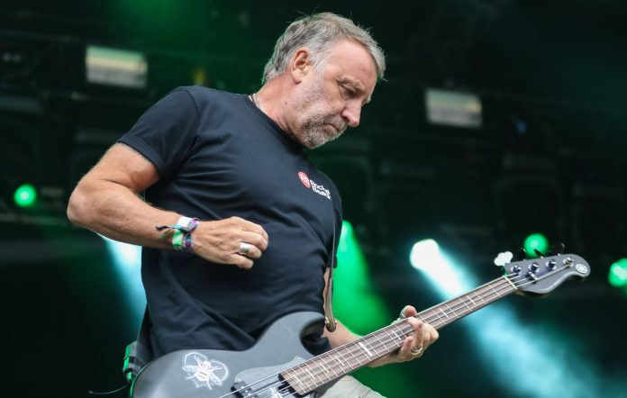 Peter Hook, do Peter Hook and the Light, se apresenta ao vivo.