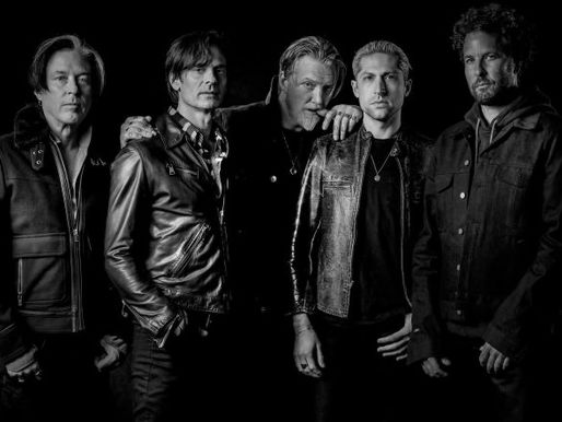 Queens Of The Stone Age escancara as dores da alma e o luto no poderoso 'In Times New Roman...'