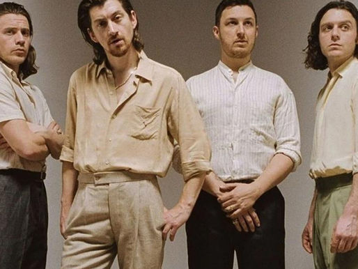 Arctic Monkeys revela que seu novo single 'Sculptures Of Anything Goes' lembra o som de 'AM'