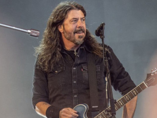 Dave Grohl revela paternidade fora do casamento: "Amo minha esposa e meus filhos"