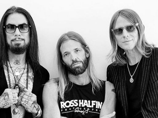 NHC fez sua primeira grande apresentação e mandou um belo cover de "ziggy Stardust" de Bowie.