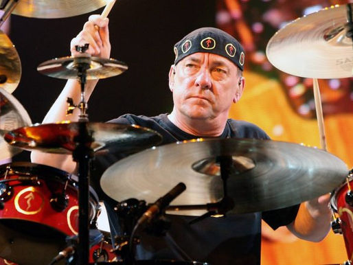 Novo livro de Neil Peart, baterista do Rush, será lançado postumamente celebrando sua paixão por carros esportivos