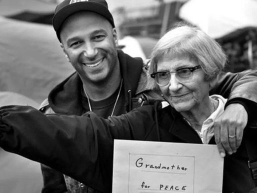 Tom e Mary Morello, filho e mãe, em protesto