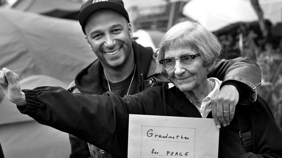 Tom e Mary Morello, filho e mãe, em protesto